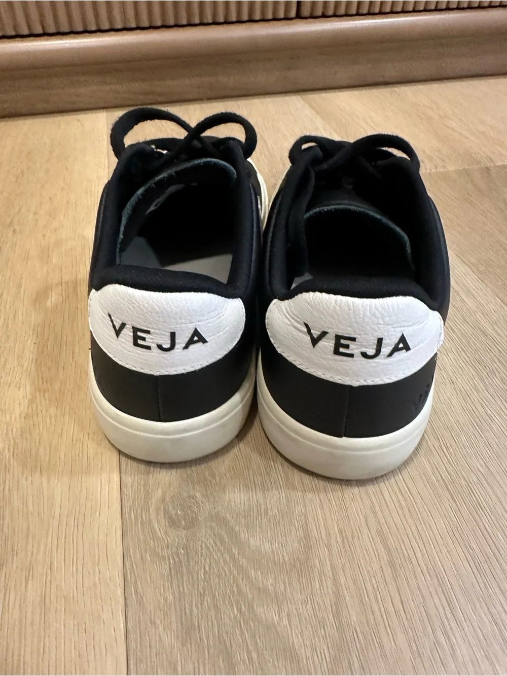 Veja Womens Campo Leather Trainer Black White size 9